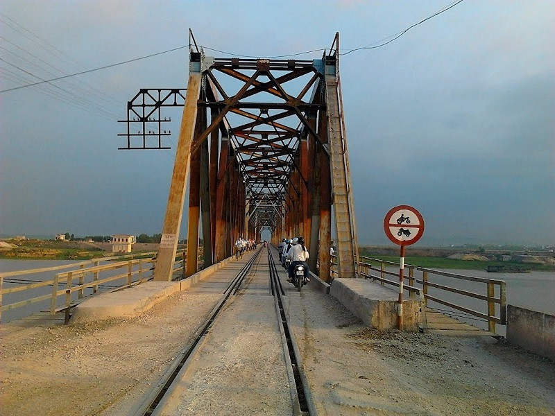 Cầu Cẩm Lý là cầu duy nhất cho tàu hỏa và ô tô đi trên cùng mặt cầu.
